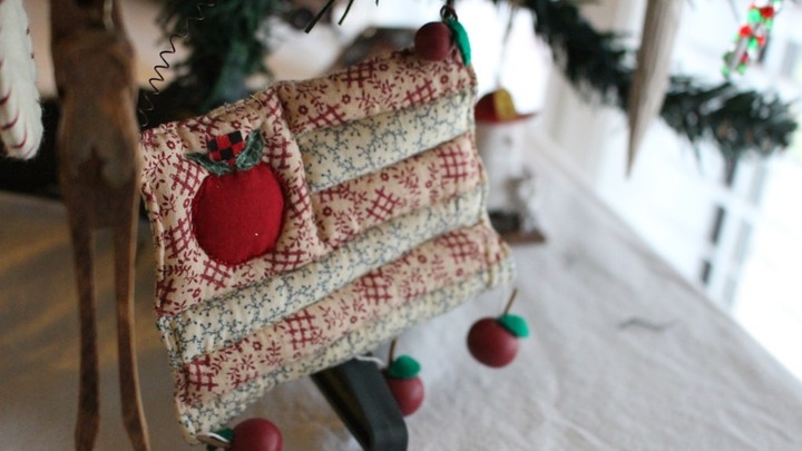 Sisters In Stitches logo