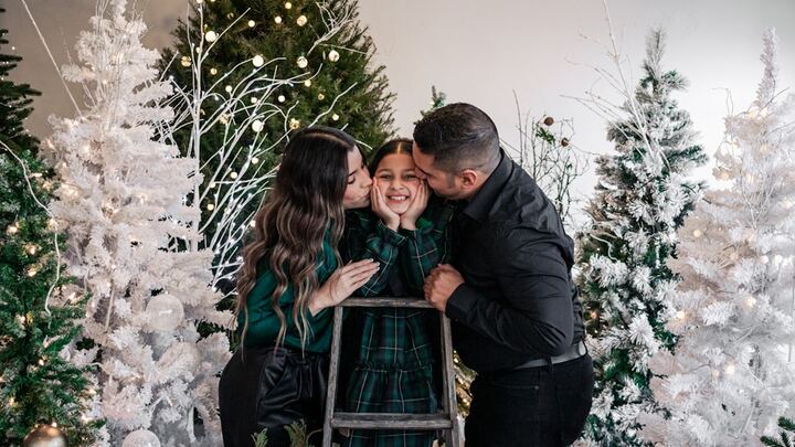 Family Photo Sessions ~ BBE Christmas Mall Fundraiser  logo