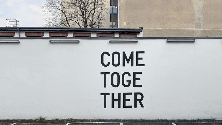 Visitors Experience logo