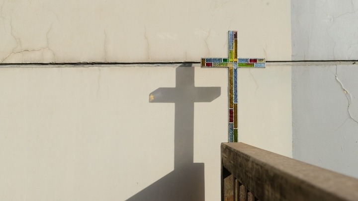 Lunch DNA- Clinging to the Cross, a Lent study logo