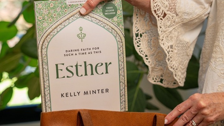 Women's Study • Esther • Oak Pointe  logo